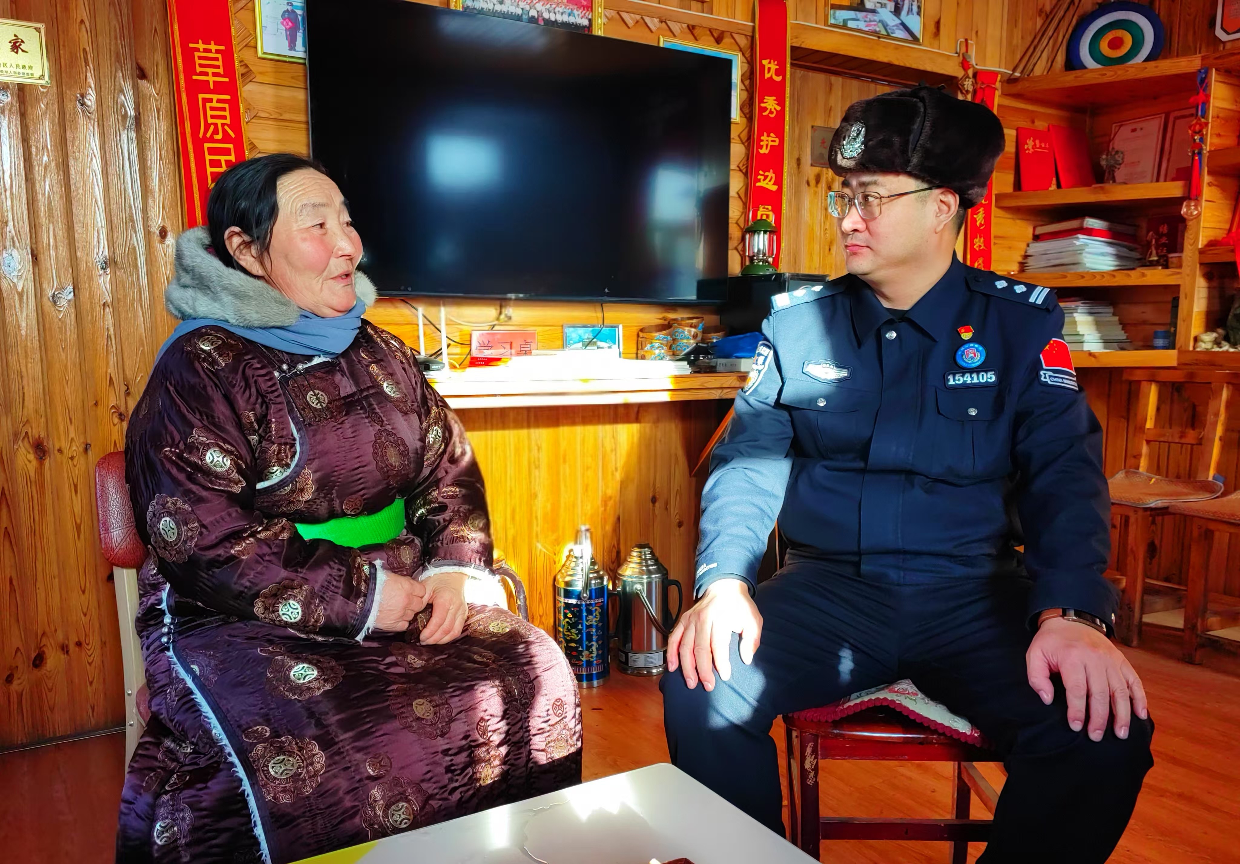 新巴尔虎右旗边境管理大队定期入户走访,与牧民护边员共同维护边境安全。