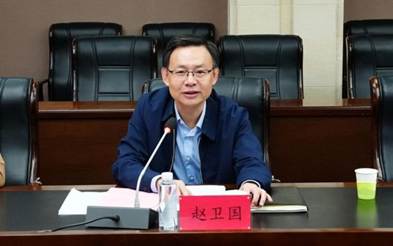 图片包含 室内, 桌子, 办公室, 前 AI 生成的内容可能不正确。