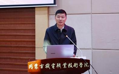 男人在电视前 AI 生成的内容可能不正确。